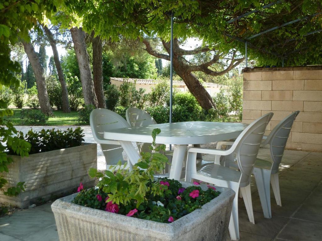 Les Cigales Bed & Breakfast Saint-Andiol Bagian luar foto